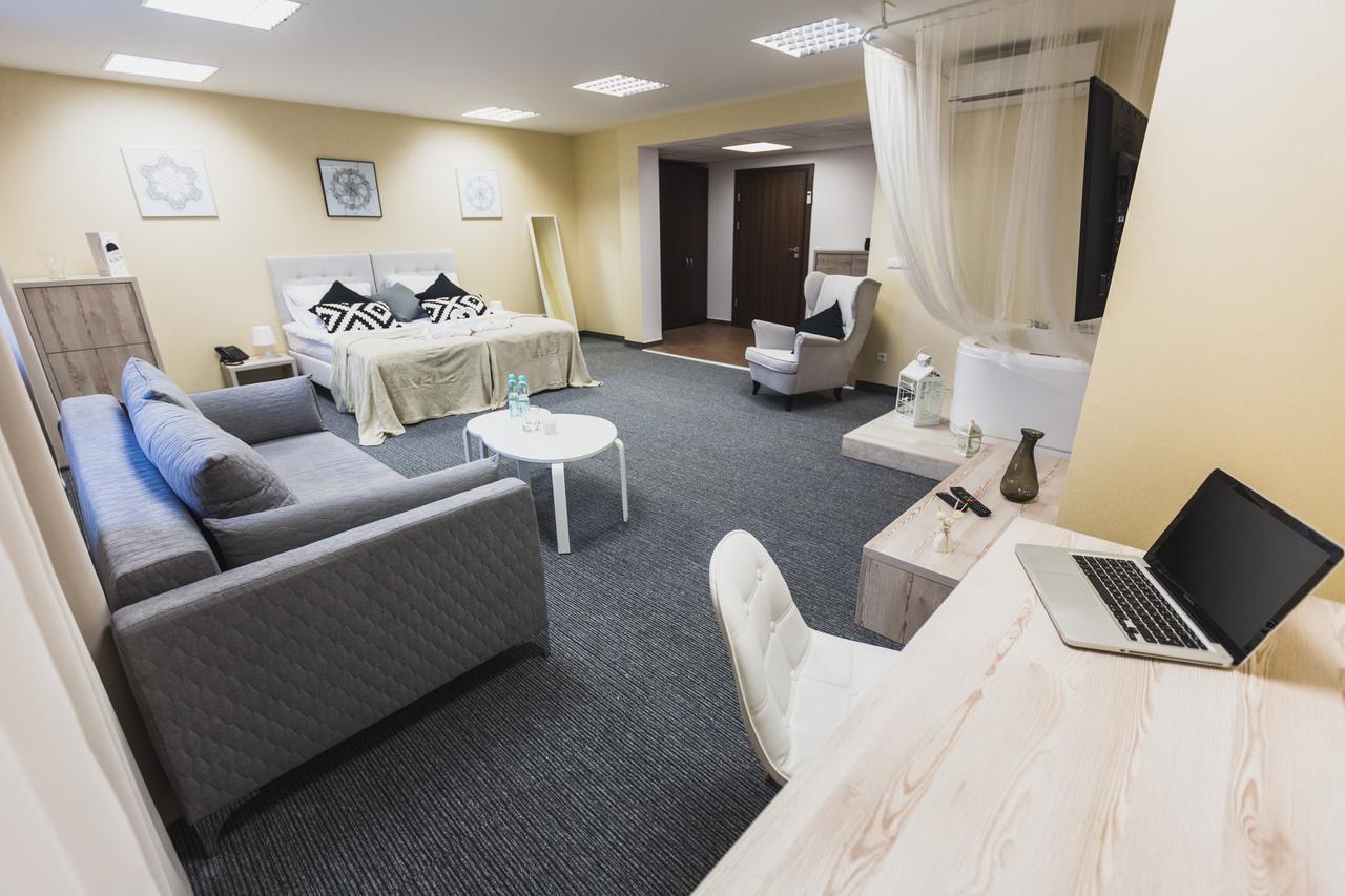 Czarno Na Bialym Hotell Krasków Eksteriør bilde
