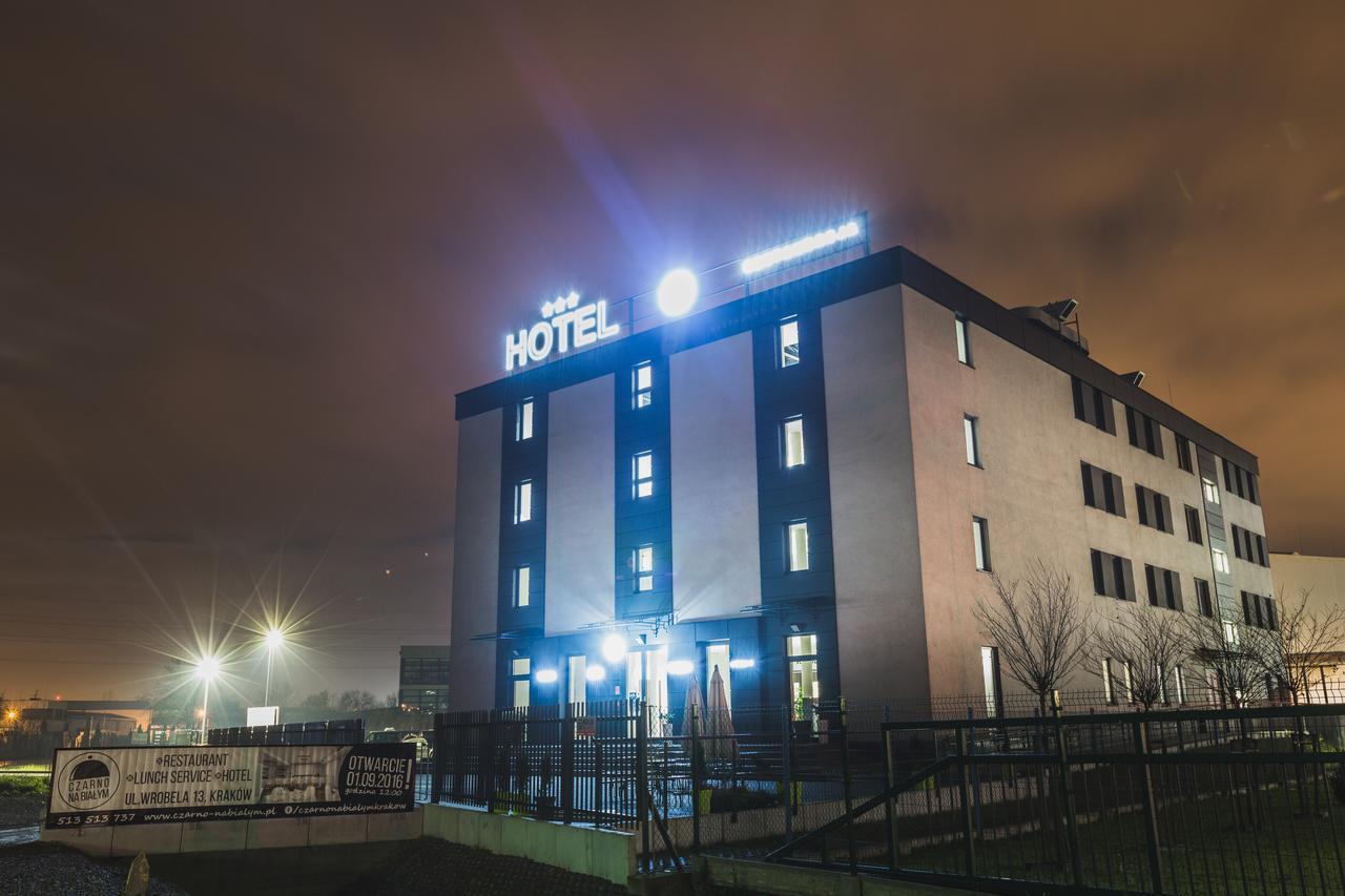 Czarno Na Bialym Hotell Krasków Eksteriør bilde