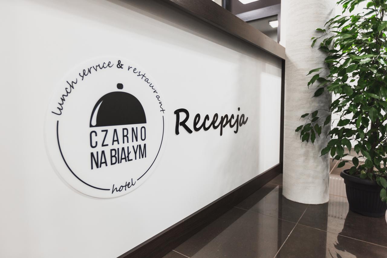 Czarno Na Bialym Hotell Krasków Eksteriør bilde