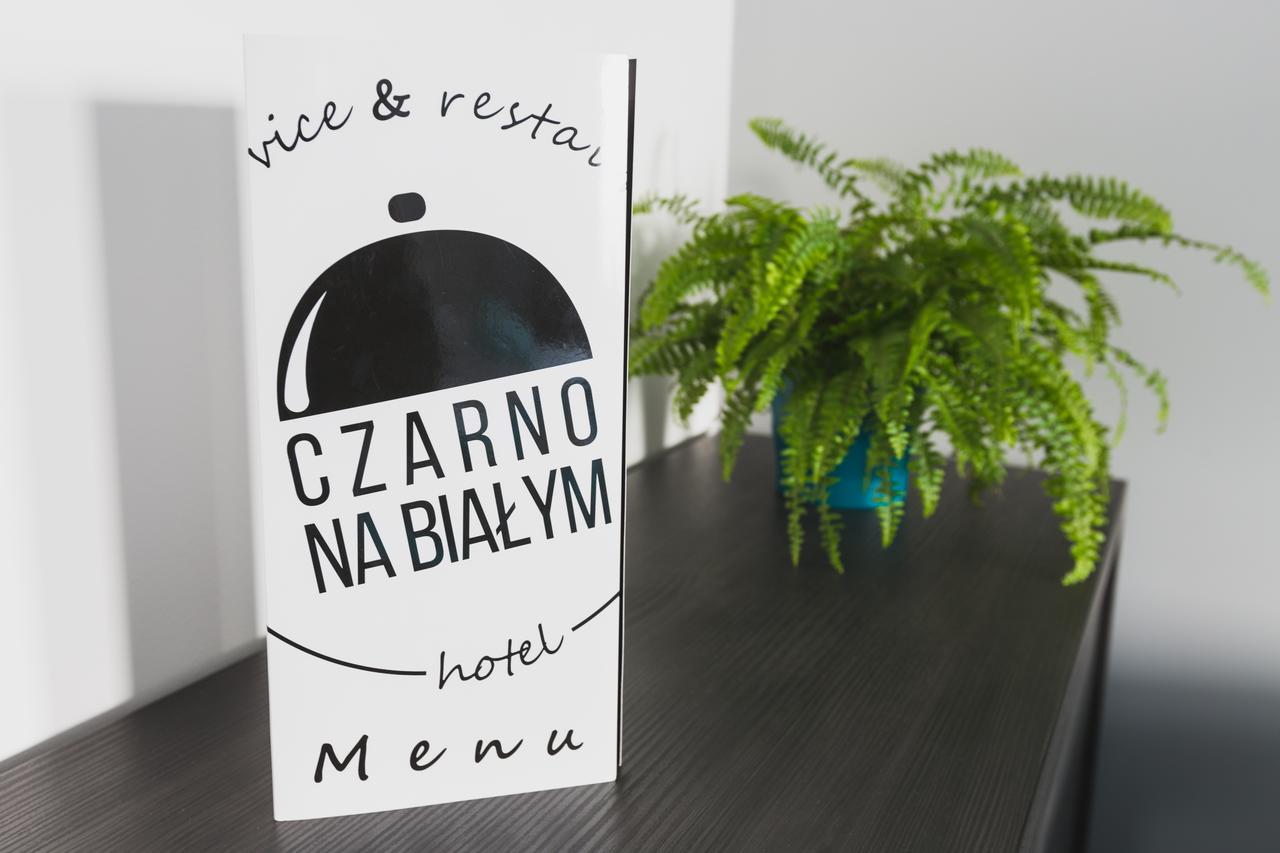 Czarno Na Bialym Hotell Krasków Eksteriør bilde