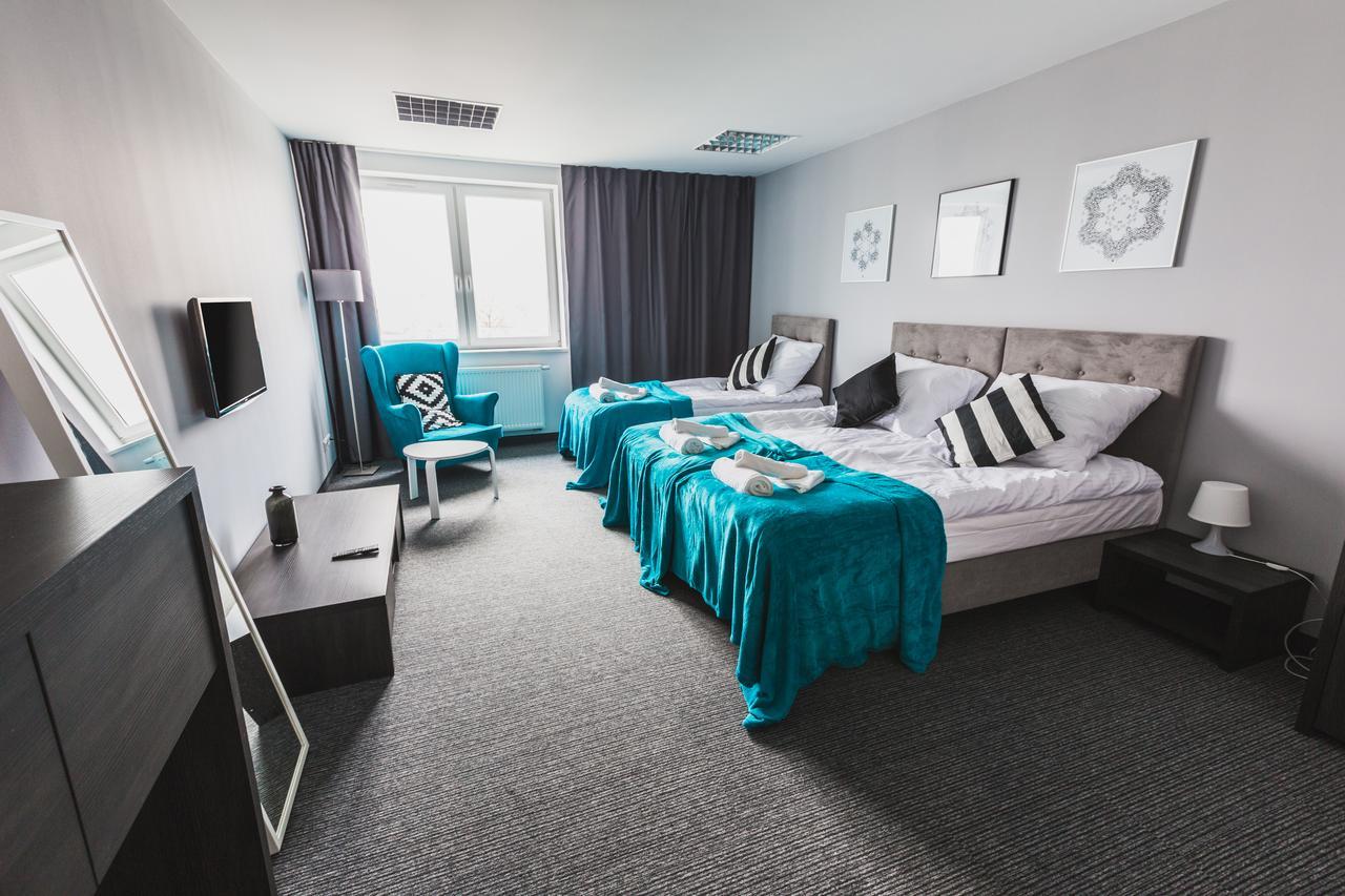 Czarno Na Bialym Hotell Krasków Eksteriør bilde